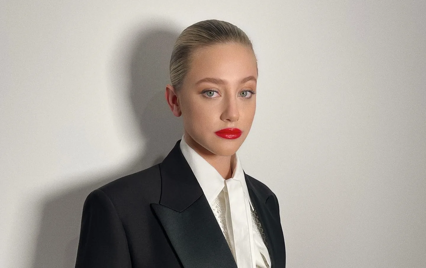 Lili Reinhart ne-a împărtășit tehnica ei infailibilă pentru un aspect izbitor… Și…
