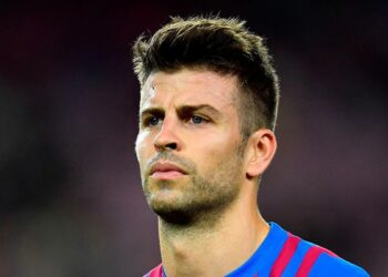 Gerard Piqué agresează un reporter în timp ce fuge de camerele de luat vederi