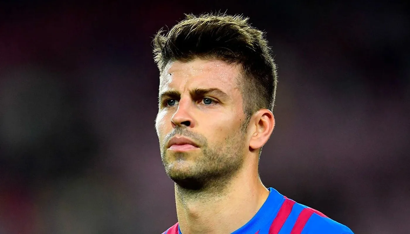Gerard Piqué agresează un reporter în timp ce fuge de camerele de luat vederi