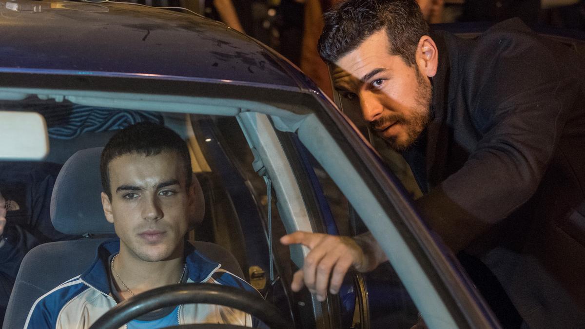 Mario Casas revine în tinerețea sa suburbană în debutul său regizoral