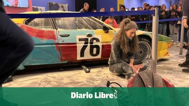 Activiștii de mediu acoperă lucrările de artă cu făină