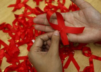 Experții HIV solicită screening pentru a reduce transmiterea virusului