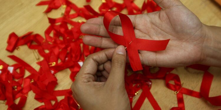 Experții HIV solicită screening pentru a reduce transmiterea virusului