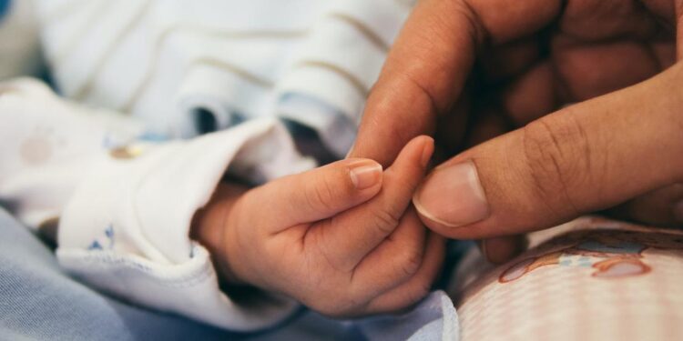 Virusul fiecărui an: "Nu se poate face nimic pentru a preveni bronșiolita la bebeluși"