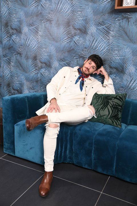 Luis Cepeda pozează cu cea mai bună modă bărbătească cântăreața joacă în „gente con estilo” de zece minute