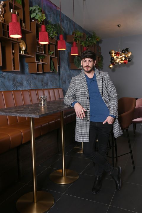 Luis Cepeda pozează cu cea mai bună modă bărbătească cântăreața joacă în „gente con estilo” de zece minute
