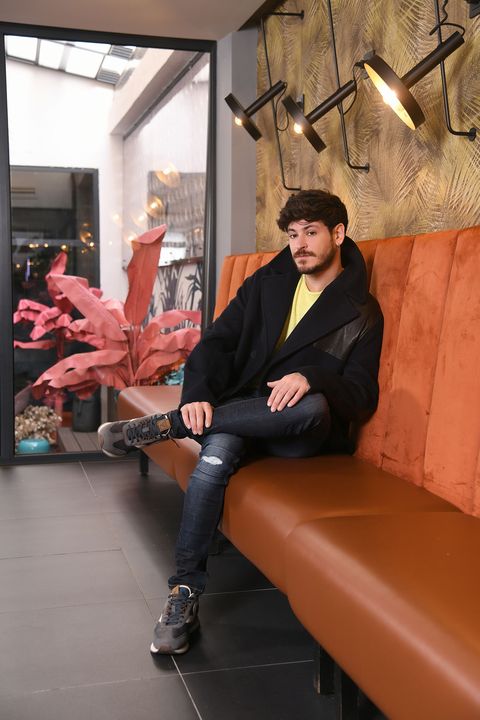 Luis Cepeda pozează cu cea mai bună modă bărbătească cântăreața joacă în „gente con estilo” de zece minute