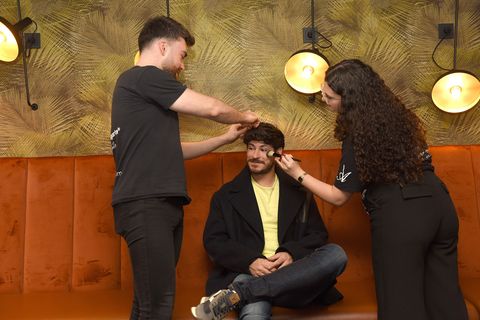 Luis Cepeda pozează cu cea mai bună modă bărbătească cântăreața joacă în „gente con estilo” de zece minute