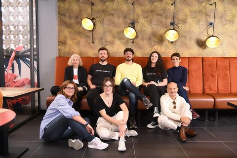 Luis Cepeda poza cu echipa DIEZ MINUTOS cântăreața joacă în „gente con estilo” de zece minute