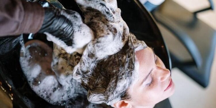 Alertă pentru produse cancerigene din șampon: acestea sunt mărcile afectate