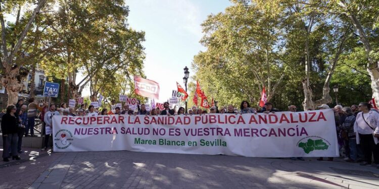 Andaluzia anunță contracte pe un an și șase luni pentru 12.000 de lucrători sanitari pentru a stinge incendiul sănătății