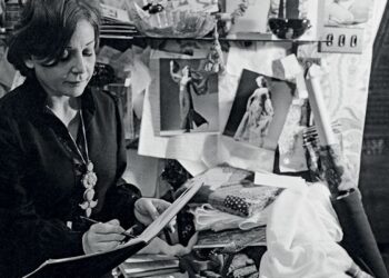 Batalionul de croitorese invizibile care coase hainele lumii