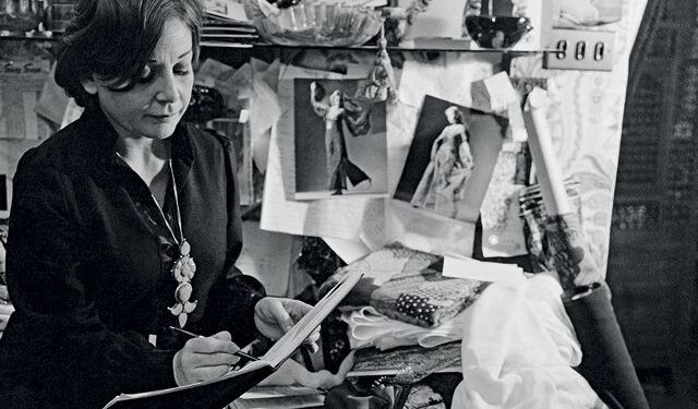 Batalionul de croitorese invizibile care coase hainele lumii