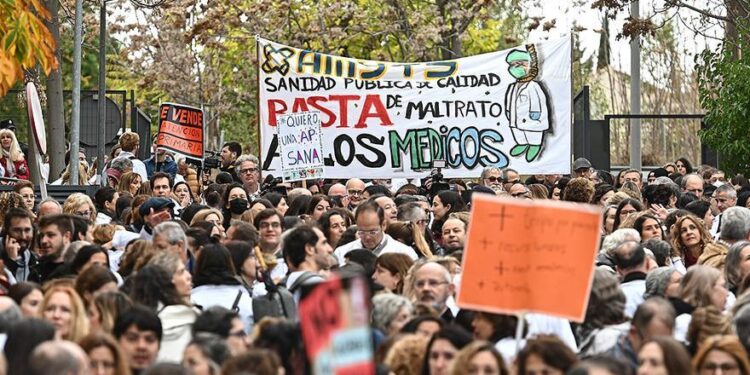 Medicii pensionari vor percepe până la 5.000 de euro pe lună pentru revenirea la practică