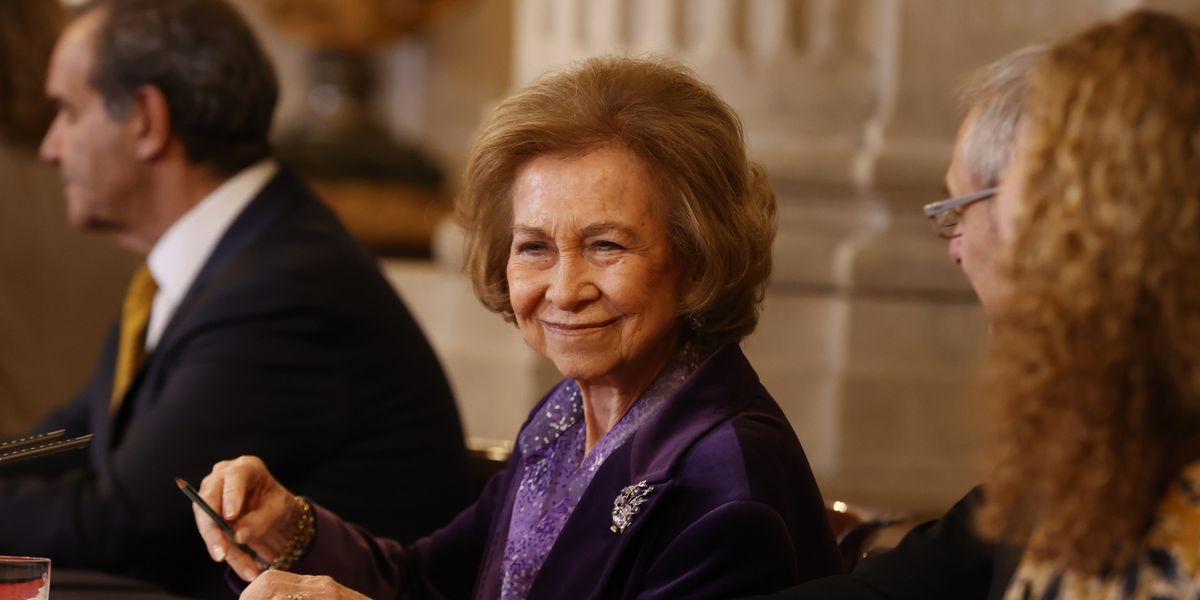 Regina Sofia pariază pe violet ca culoarea ei fetiș