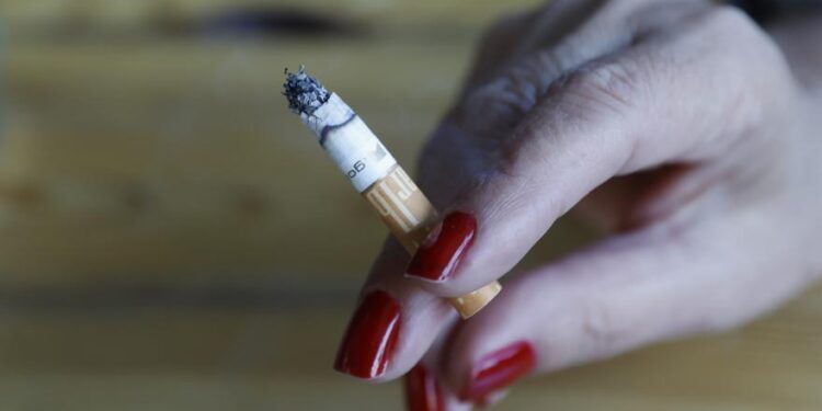 Studiu care detaliază modul în care fumatul și băutura cresc riscul de cancer la cap și gât