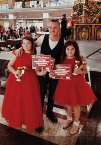 Zilele trecute Clasa de Canto Elena Art a participat la Festivalul National de talente "Maratonul Artiștilor" , organizat de artistul Mihai Trăistariu care a avut loc la Timișoara, în data de 27Noiembrie 2022. Din Juriu a făcut parte și Ștefan Banu, Psiholog în formare, Fondator și Manager la Clasa de Canto Elena Art, clasă pe care a fondat-o alături de artista Elena Unc. În acest festival au fost zece jurați, care au evaluat cei peste 140 de copii la diverse secțiuni. Ștefan Banu a avut bucuria de a-i juriza pe copii cu multă înțelepciune, chiar și pe copiii de la Clasa de Canto ElenaArt. Toți participanții au fost foarte buni, festivalul a fost la înălțime. "A fost o experienta plăcută participarea mea în juriu la acest festival! Rolul acestor concursuri este să le dăm aripi copiilor, să ii încurajăm și să îi îndrumăm încă de mici spre această chemare frumoasă, de a fi artist ! Pe această cale îi multumesc lui Mihai Traistariu pentru onoarea de a face parte din comisia de jurizare dar și pentru organizarea continuă de evenimente de genul! Pentru noi este o bucurie enormă să îi vedem pe cei mici cum cresc, cum devin mai buni de la concurs la concurs si voi raspunde afirmativ de fiecare dată când este vorba despre a sprijini noua generatie de artiști. Copiii sunt viitorul si îmi fac si eu, la rândul meu, datoria morala de a pune o cărămidă la formarea acestora! ", a declarat Ștefan Banu. Copii de la Clasa de Canto ElenaArt au fost și ei la înălțime, având fiecare în parte o prestație artistică minunată. Au fost aplaudați și foarte bine punctați de Juriu. Pentru Ștefan Banu și pentru Elena Unc, a mentora copiii ca voce, inimă, suflet și minte e o chemare, e o menire. Cu iubire copiii evoluează prin artă și cresc în devenirea lor în cel mai frumos mod.