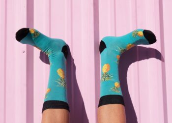 Șosete colorate pentru bărbați. Cum să le porți cu stil în sezonul de primăvară.