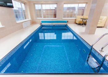 Eficienta si Confortul Incalzirii Piscinei: Beneficiile Pompei de Caldura in Toate Anotimpurile