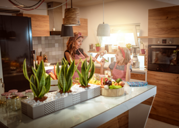 Accesorii esențiale pentru bucătăria modernă: Ce să nu lipsească din planul tău de amenajare