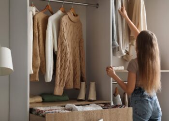 Cum să-ți organizezi garderoba pentru toamnă. Ce să păstrezi și ce să cumperi
