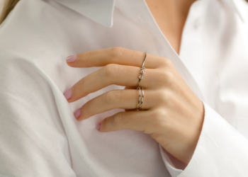 Cum să faci un cadou special cu ajutorul unui inel din argint, cu fluture, de la Moreas.ro