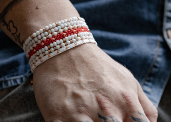 Stiluri de purtare a brățărilor din aur cu șnur și bile