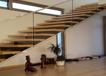 Balustrada sticlă, soluția versatilă pentru scări, balcoane și terase primitoare