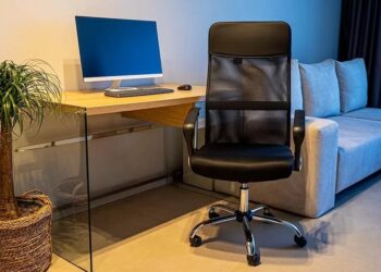 Cum îți setezi corect scaunul ergonomic ca să te salveze, nu să te încurce