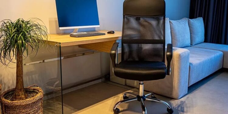 Cum îți setezi corect scaunul ergonomic ca să te salveze, nu să te încurce