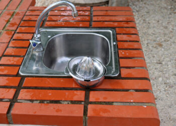 Cum se montează o chiuvetă de exterior în apropierea unui foișor? Ghid practic pentru grădina ta