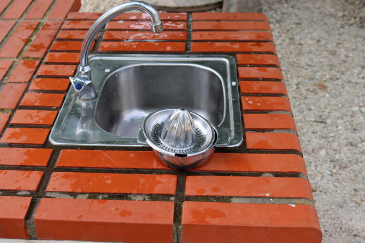 Cum se montează o chiuvetă de exterior în apropierea unui foișor? Ghid practic pentru grădina ta