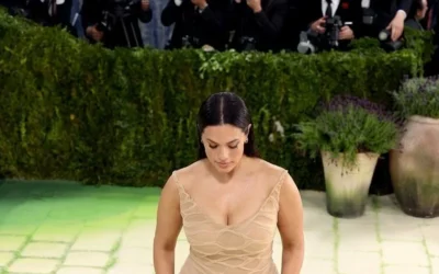 Ashley Graham a aparut cu o rochie cusuta pe ea. Detaliul care a uimit pe toata lumea la Met Gala