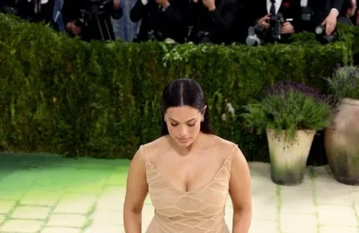Ashley Graham a aparut cu o rochie cusuta pe ea. Detaliul care a uimit pe toata lumea la Met Gala