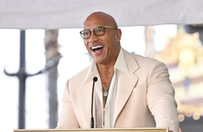Moment jenant pentru Dwayne Johnson pe covorul rosu. Ce a facut actorul in fata tuturor