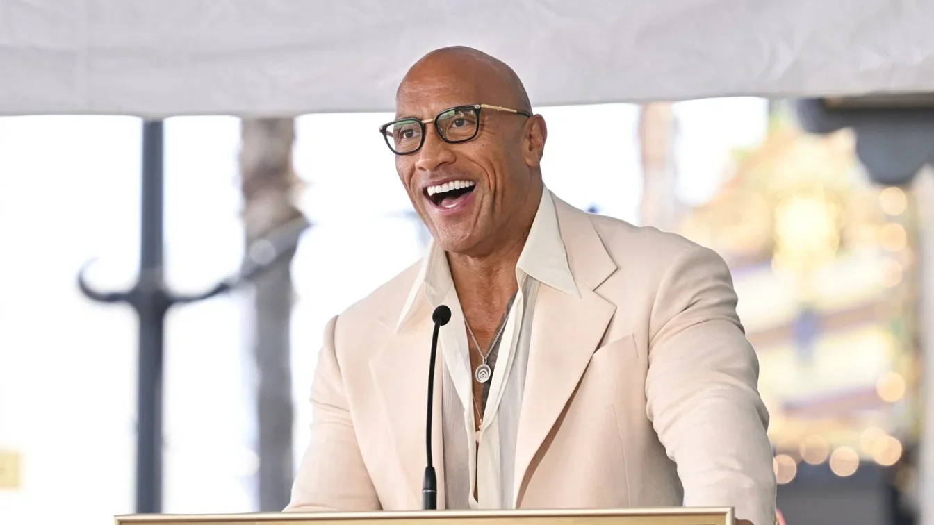 Moment jenant pentru Dwayne Johnson pe covorul rosu. Ce a facut actorul in fata tuturor