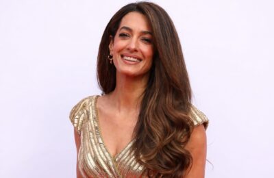 Amal Clooney a purtat în Capri un set Mugler de arhivă cu influențe retro-boeme
