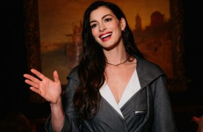 Anne Hathaway a apărut cu șuvițe caramel în a treia sarcină și a atras atenția asupra unei opțiuni discrete