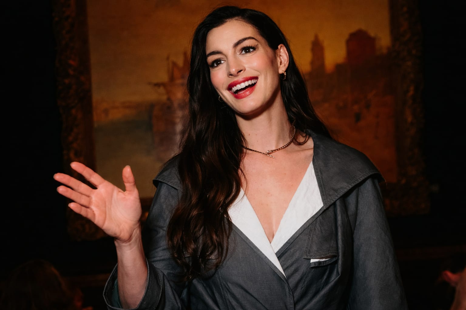 Anne Hathaway a apărut cu șuvițe caramel în a treia sarcină și a atras atenția asupra unei opțiuni discrete