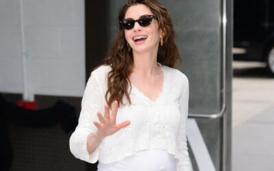 Anne Hathaway și-a afișat sarcina la New York în turneul de promovare pentru The Odyssey