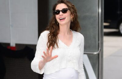 Anne Hathaway și-a afișat sarcina la New York în turneul de promovare pentru The Odyssey