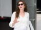 Anne Hathaway și-a afișat sarcina la New York în turneul de promovare pentru The Odyssey