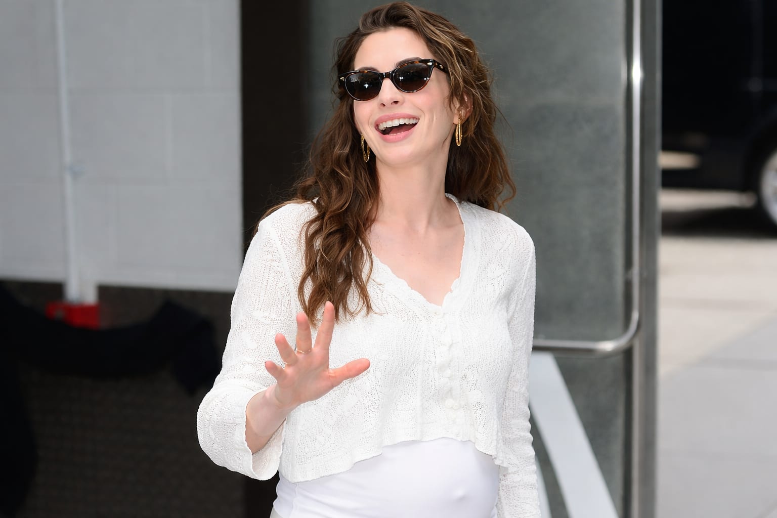 Anne Hathaway și-a afișat sarcina la New York în turneul de promovare pentru The Odyssey