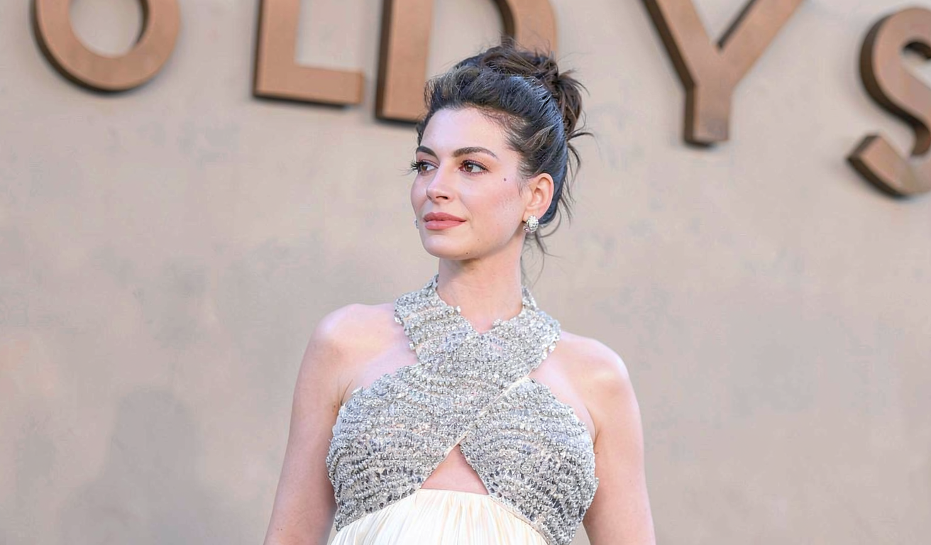 Anne Hathaway și-a confirmat sarcina la premiera The Odyssey din New York