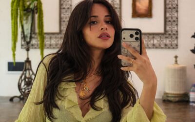 Camila Cabello a atras atenția la nunta lui Taylor Swift și Travis Kelce cu o rochie roșie transparentă și accesorii discrete