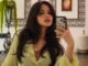 Camila Cabello a atras atenția la nunta lui Taylor Swift și Travis Kelce cu o rochie roșie transparentă și accesorii discrete