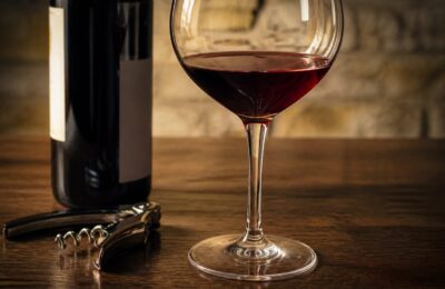 Cristian Grețcu organizează degustări private de vin și este implicat într-o firmă de arhitectură