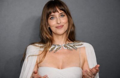 Dakota Johnson a atras atenția la nunta lui Taylor Swift într o rochie Valentino din colecția Pre Fall 2026