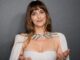 Dakota Johnson a atras atenția la nunta lui Taylor Swift într o rochie Valentino din colecția Pre Fall 2026