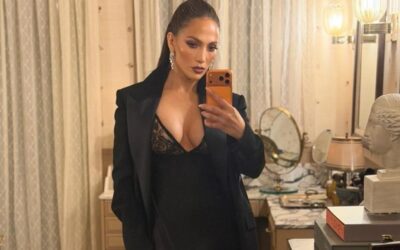 Jennifer Lopez a apărut la Paris pe 7 iulie 2026 cu un look relaxat construit în jurul unui palton roz pal